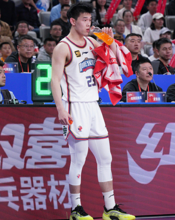包含出色发挥引发热议！，Ming在C9比赛中重返赛场赢得满堂喝彩的词条