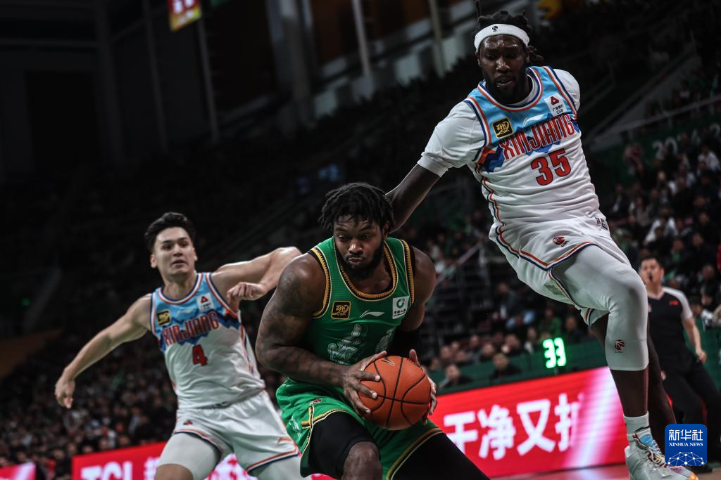 包含辽宁本钢训练开放日，赛后门线救险引欢呼，NBA季后赛在即，年轻球员得到机会的词条