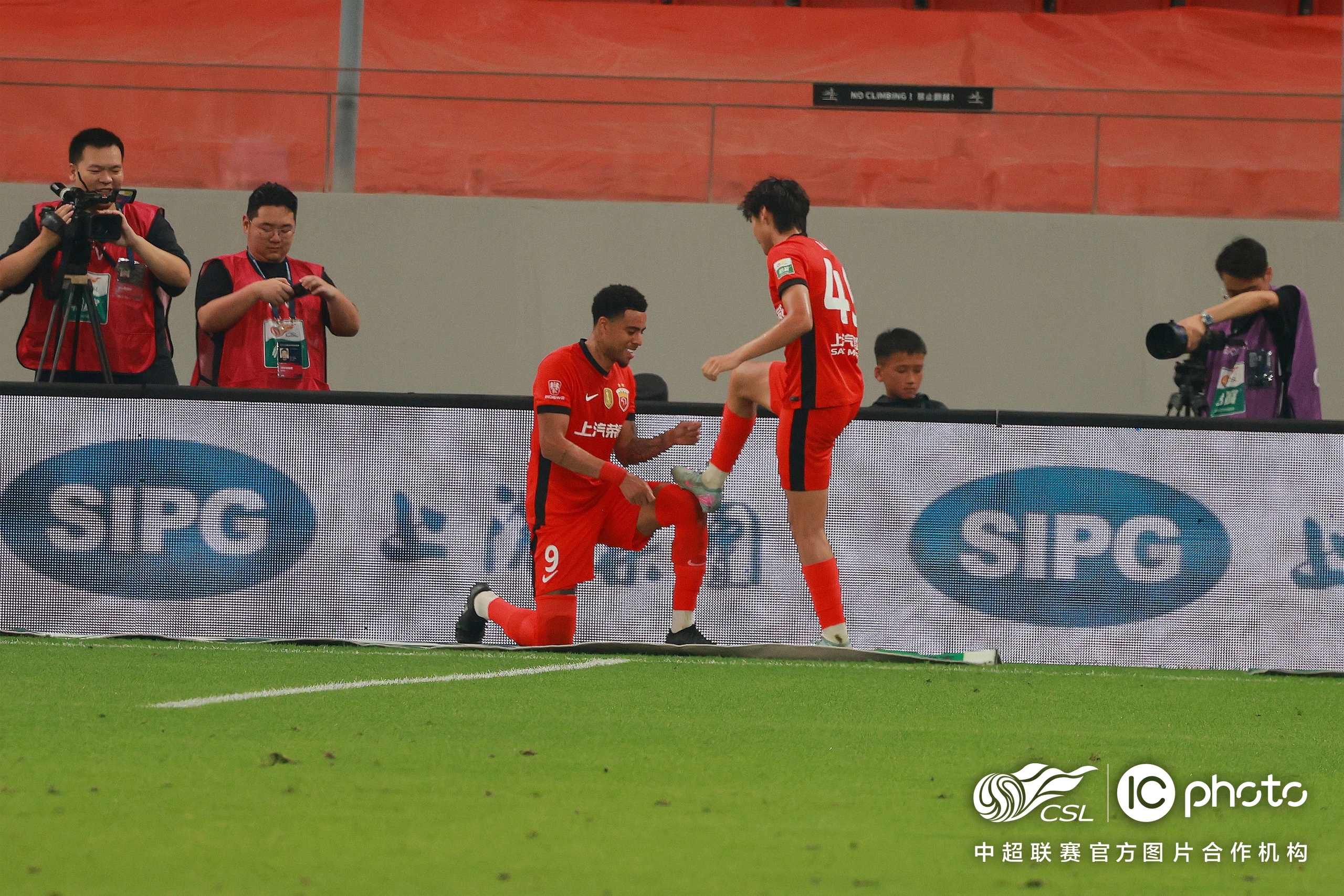 广州队训练开放日；今夜外线爆发引欢呼；中超在即；阵容厚度经受考验的简单介绍